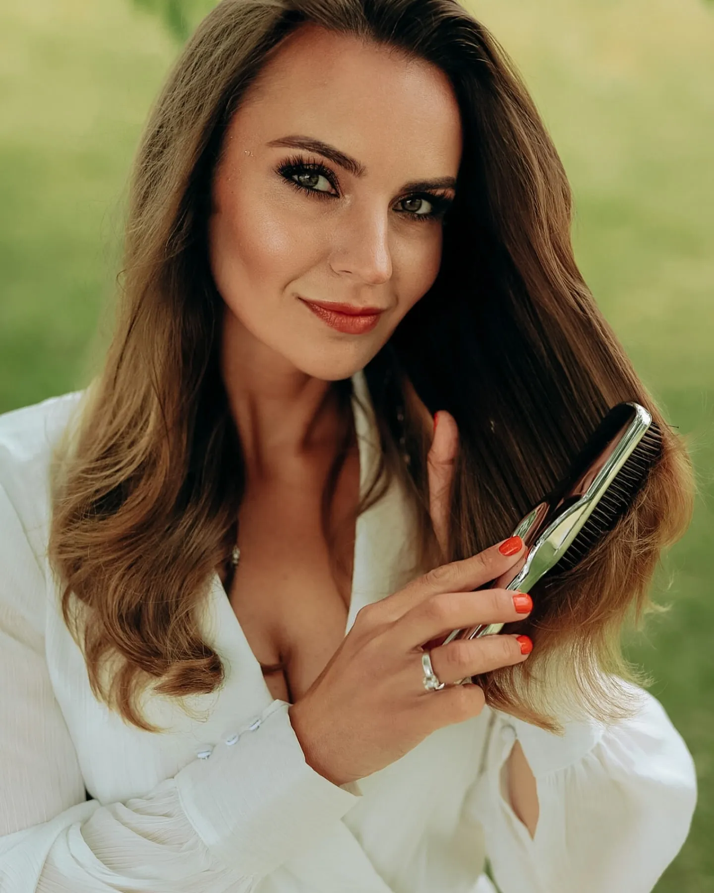 Ksenia Klantsa, tricóloga-esteticista, con su cepillo