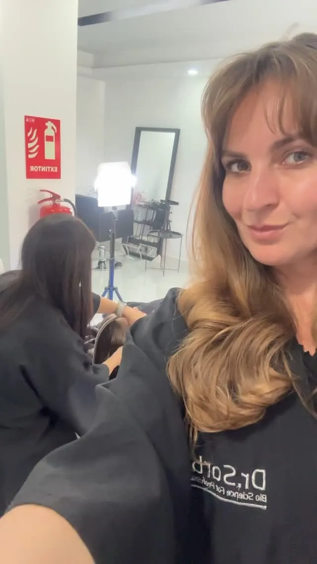 Ksenia formando a una tricóloga en el salón