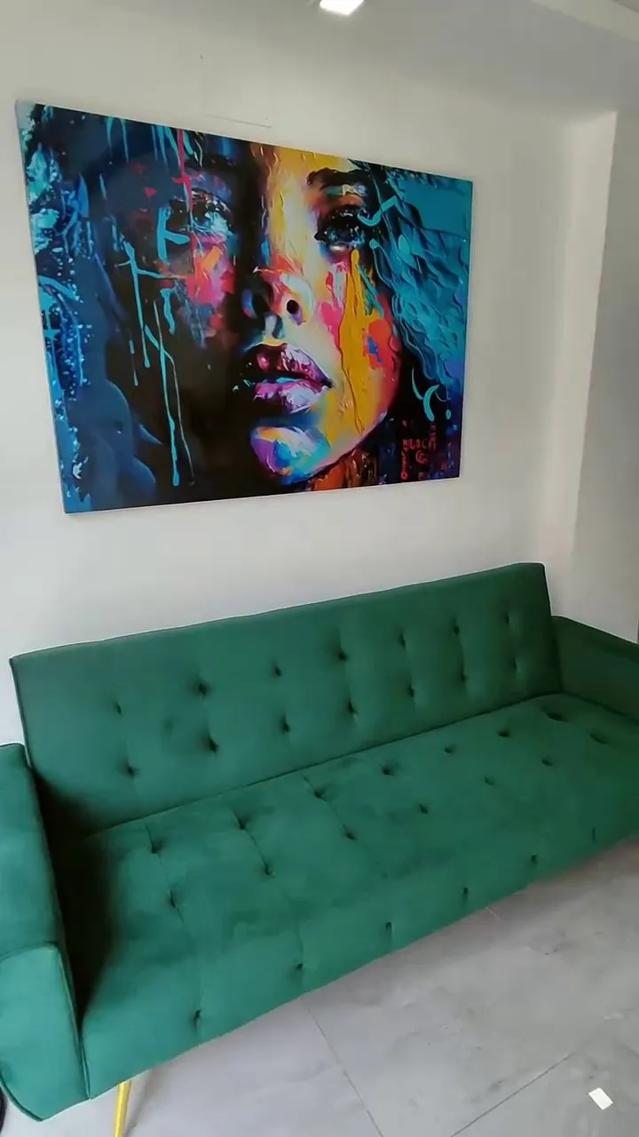 El sofá de terciopelo verde